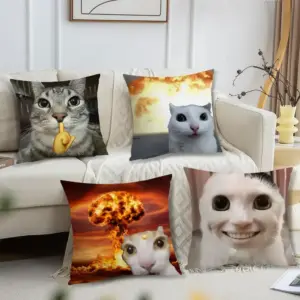 Kissenbezüge mit Katzenmotiven und Atompilz-Bild auf einem hellen Sofa