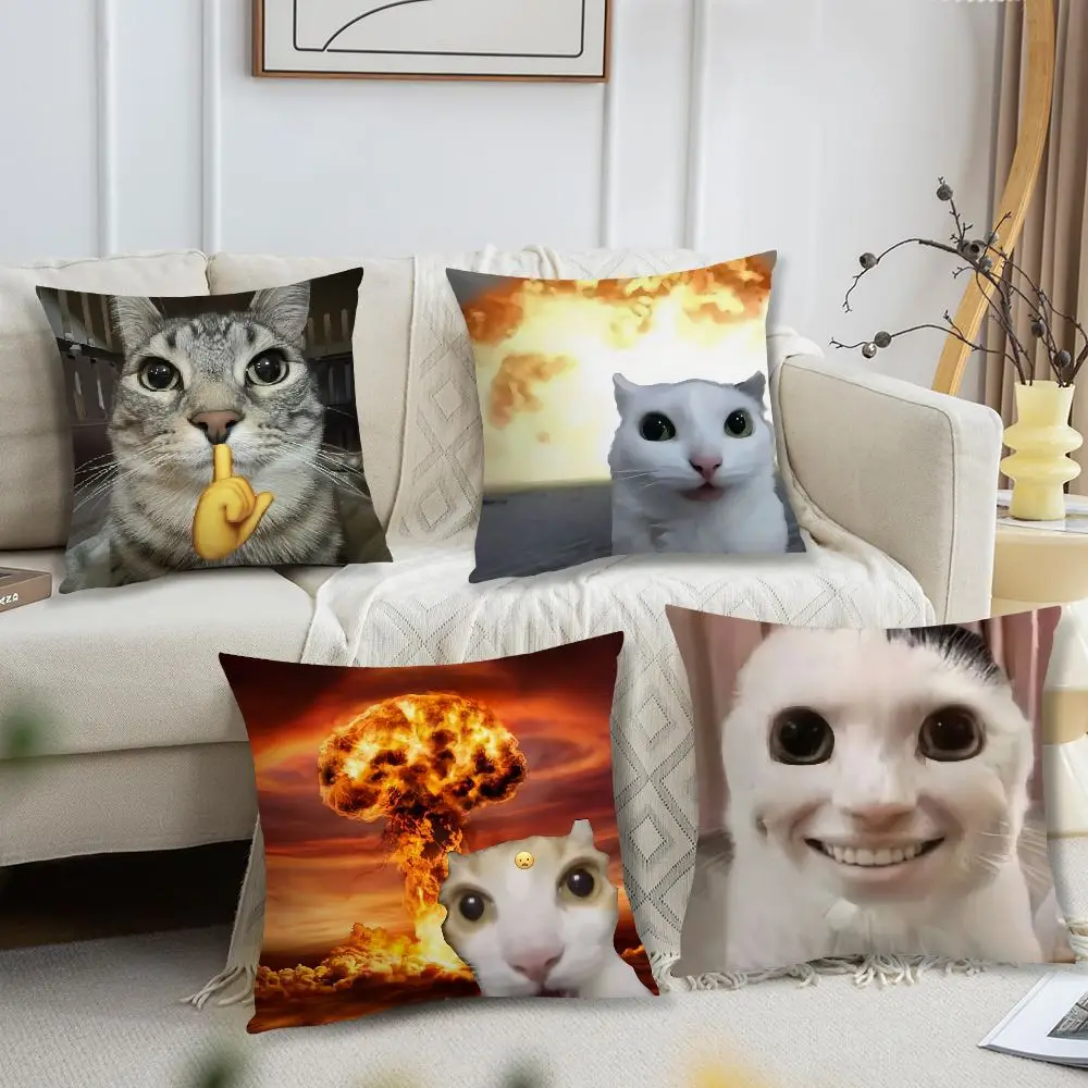 Kissenbezüge mit Katzenmotiven und Atompilz-Bild auf einem hellen Sofa