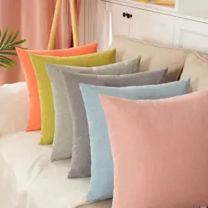 00-15 Mehrere einfarbige Kissen in Orange, Grün, Grau, Blau und Rosa nebeneinander