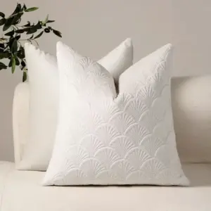 00-17 Weißes Kissen in Samtoptik mit Fächermuster vor einem hellen Sofa