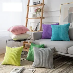 00-25 Gestreifte Kissenbezüge in Rosa, Lila, Türkis, Grün und Grau auf einem Sofa