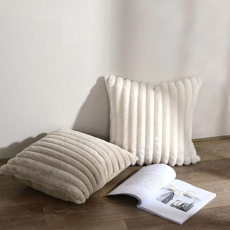Zwei Kissenhüllen mit Längsstreifen in Creme und Beige auf dem Holzboden