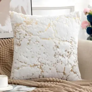 00-47 Weißes flauschiges Kissen mit goldenen Marmorlinien auf einem Sofa