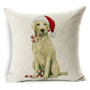 Kissenbezug mit Hund im Weihnachtsmützen-Motiv vor hellem Hintergrund