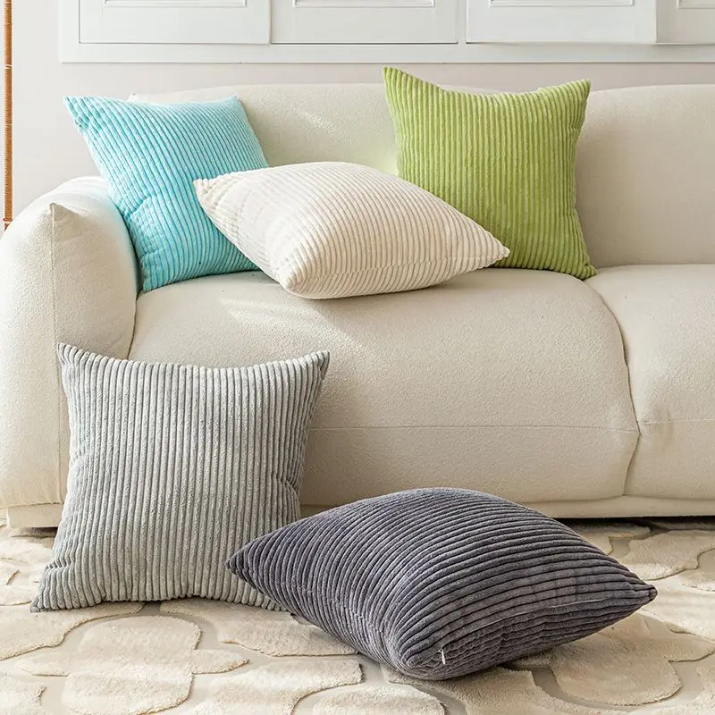 Kissenbezüge mit Längsrippen in Cord-Optik in verschiedenen Farben auf einem cremefarbenen Sofa