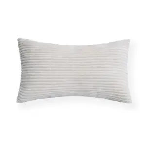 Rechteckiger Kissenbezug mit feinen Rippen in Creme auf einem hellen Sofa