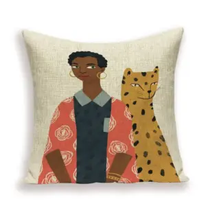 Beigefarbenes Kissen mit Illustration einer Frau neben einem Leoparden