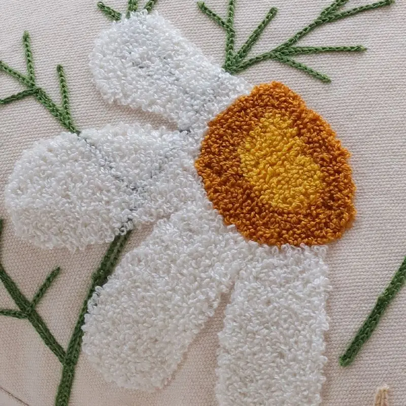 Kissenbezug mit Margeriten-Stickerei und Blumenzweigen – Bild 6