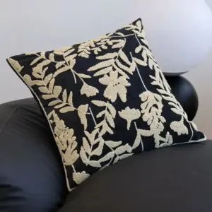 Kissenbezug in Samtoptik Schwarz mit Blattstickerei 45 × 45 cm – Schwarz